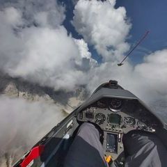 Flugwegposition um 13:45:00: Aufgenommen in der Nähe von Innsbruck, Österreich in 2325 Meter